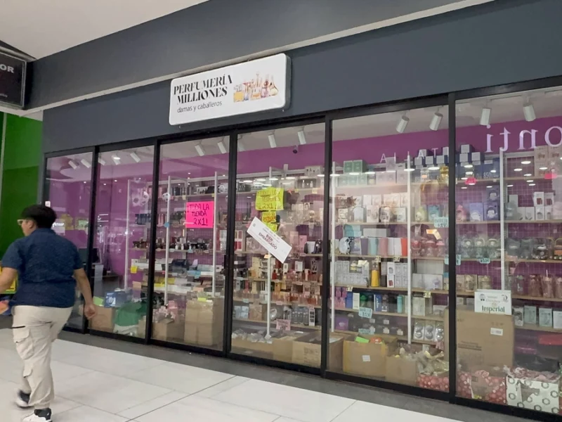 Finanzas coloca sellos de “Bien Embargado” en Plaza Dorada 