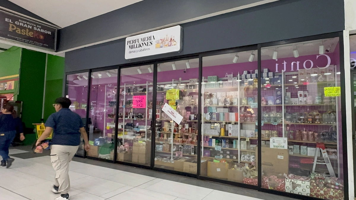Finanzas coloca sellos de “Bien Embargado” en Plaza Dorada 