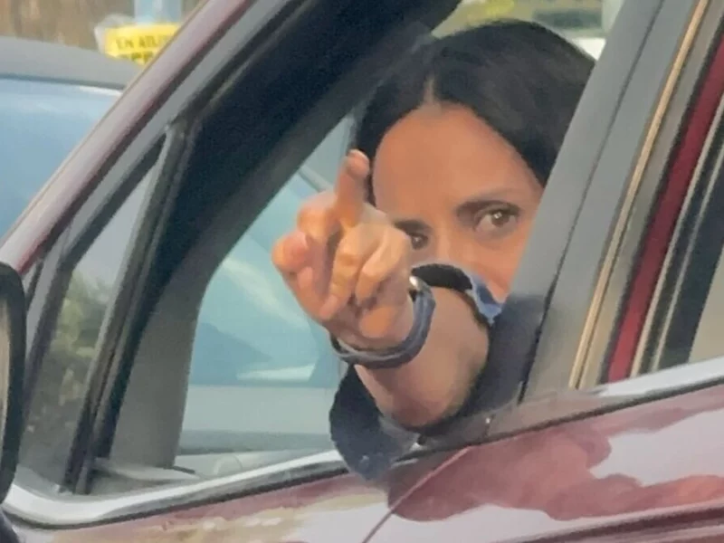 Exhiben a presunta maestra de La Salle por actitud agresiva al volante