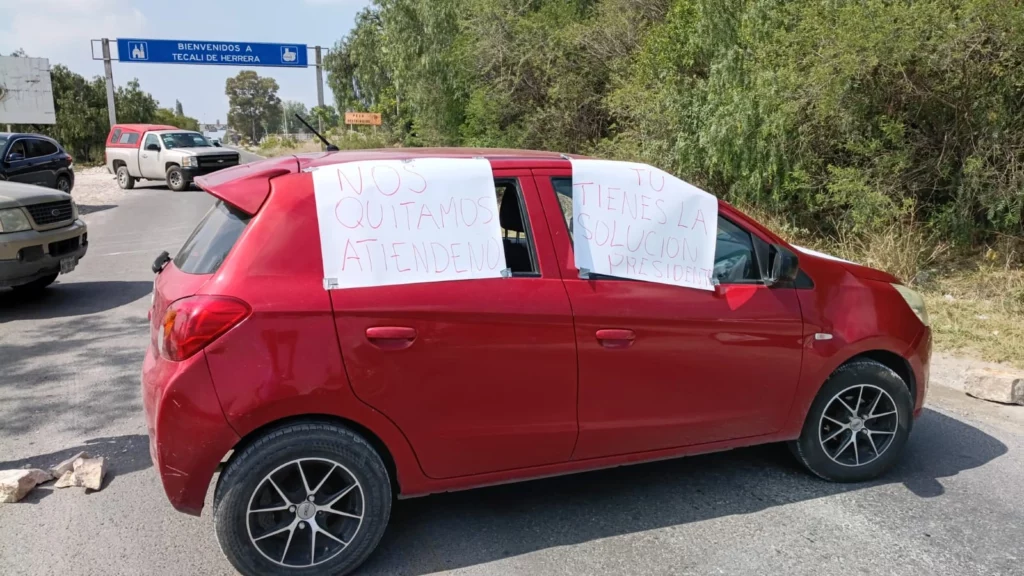 Esta misma mañana, un grupo de ejidatarios de Tecali de Herrera se manifestó a las afueras de la presidencia municipal.