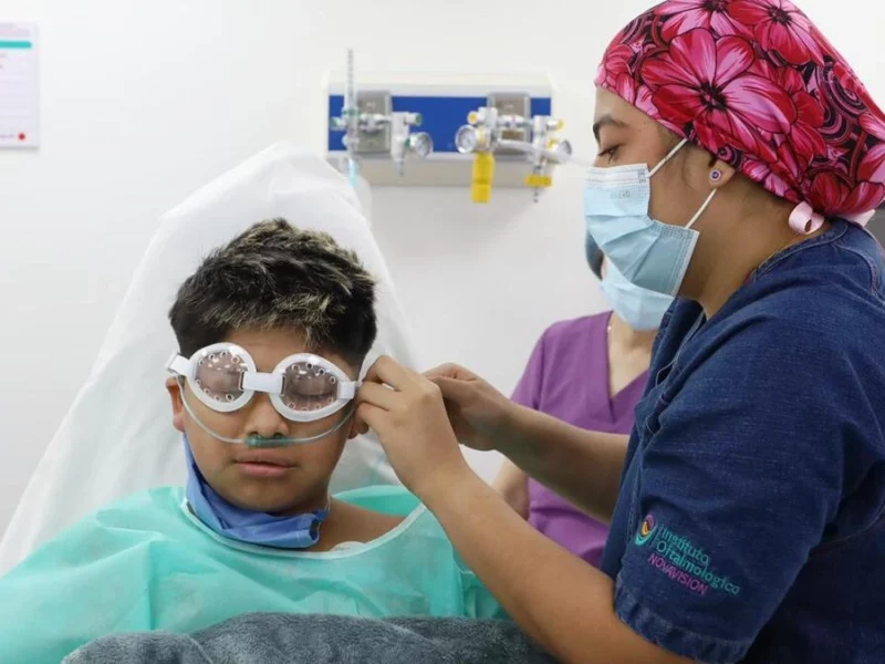 Operan sin costo a menor de edad con catarata congénita en Puebla