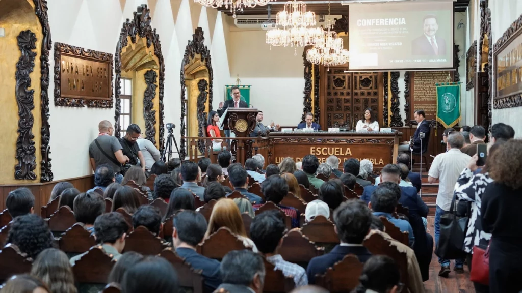 Estudiantes de la Libre cuestionan a Nacho Mier por expriista, nepotista y amigo de Rocha Moya