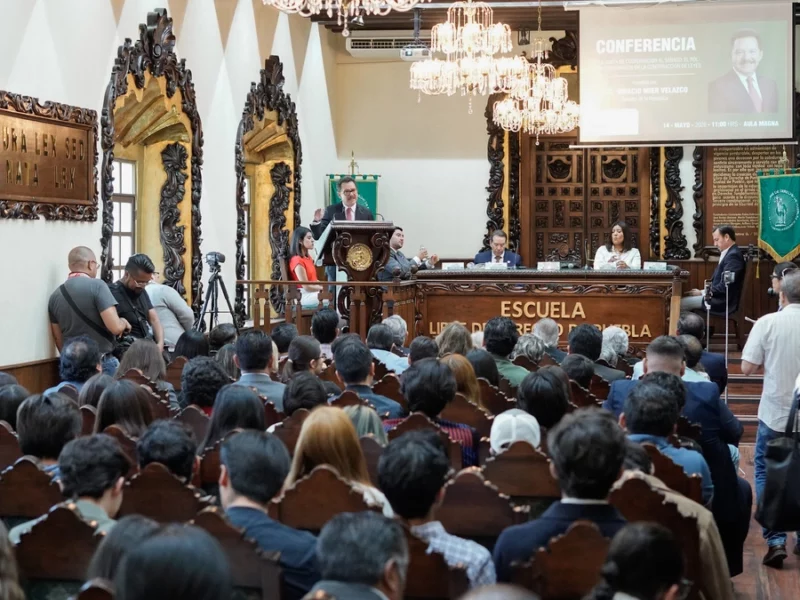 Estudiantes de la Libre cuestionan a Nacho Mier por expriista, nepotista y amigo de Rocha Moya