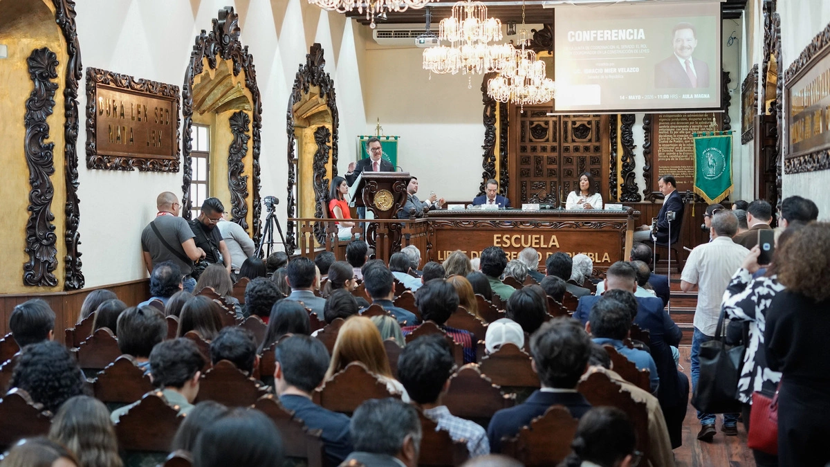 Estudiantes de la Libre cuestionan a Nacho Mier por expriista, nepotista y amigo de Rocha Moya
