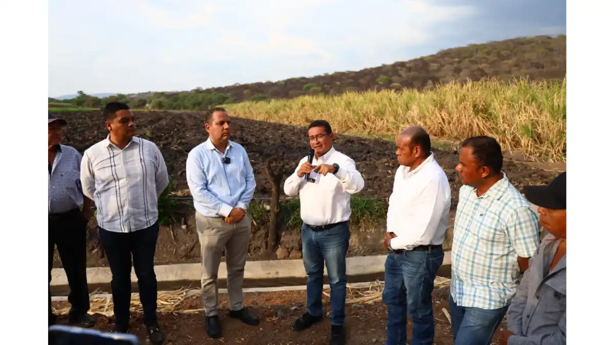 Impulsa Pável Gaspar diálogo con comunidades durante recorrido de obra hidráulica en Puctla