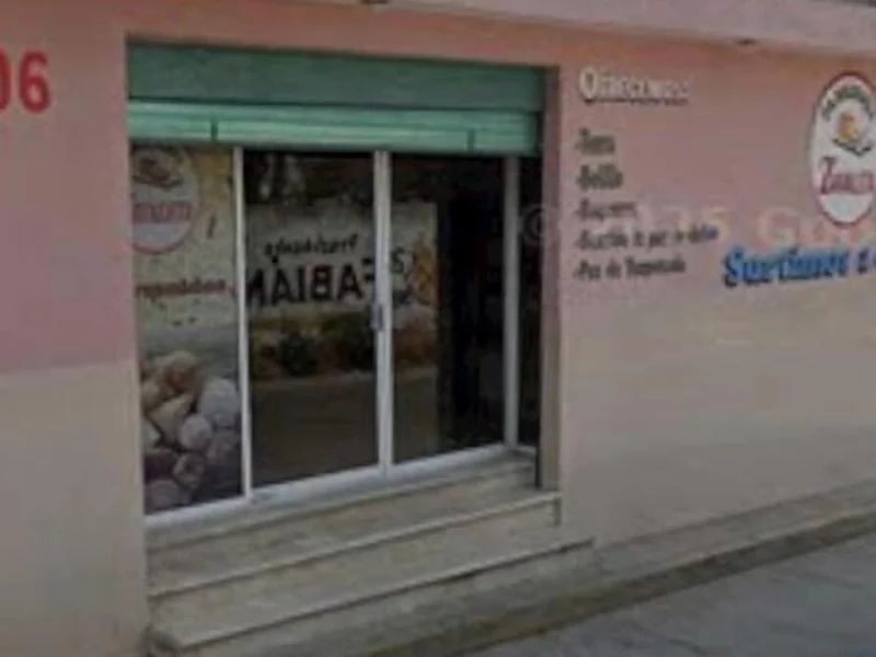 Roban camionetas durante violento asalto en panadería de Santa María Xonacatepec