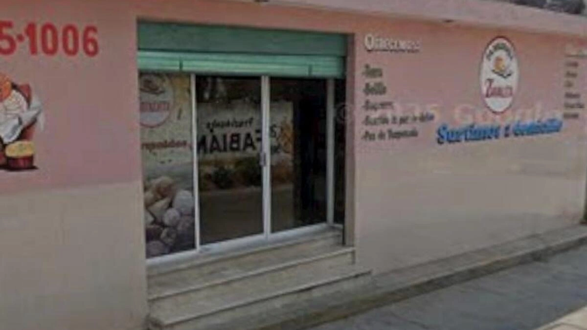 Roban camionetas durante violento asalto en panadería de Santa María Xonacatepec