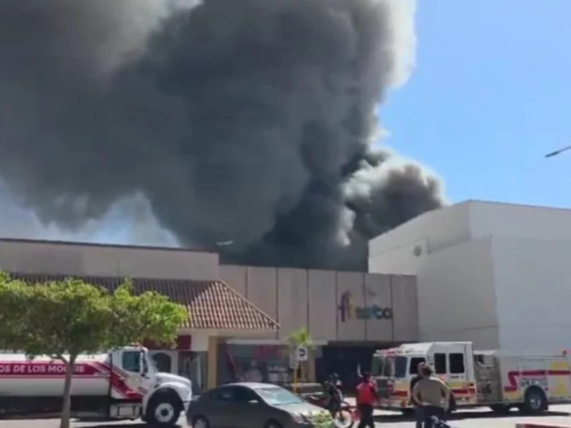 Reportan muertos tras incendio en plaza comercial de Los Mochis, Sinaloa