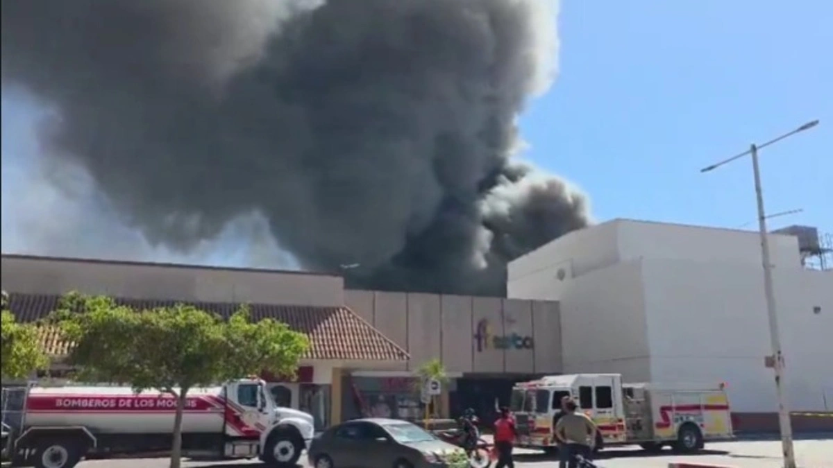 Reportan muertos tras incendio en plaza comercial de Los Mochis, Sinaloa