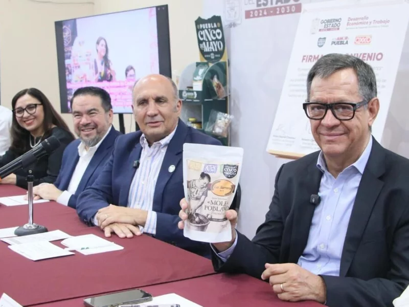 Femsa y gobierno acuerdan distribuir productos Puebla Cinco de Mayo en tiendas Oxxo