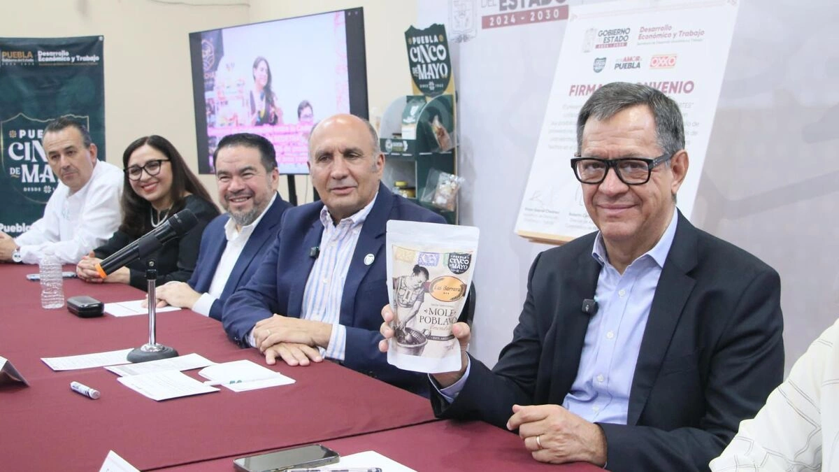 Femsa y gobierno acuerdan distribuir productos Puebla Cinco de Mayo en tiendas Oxxo