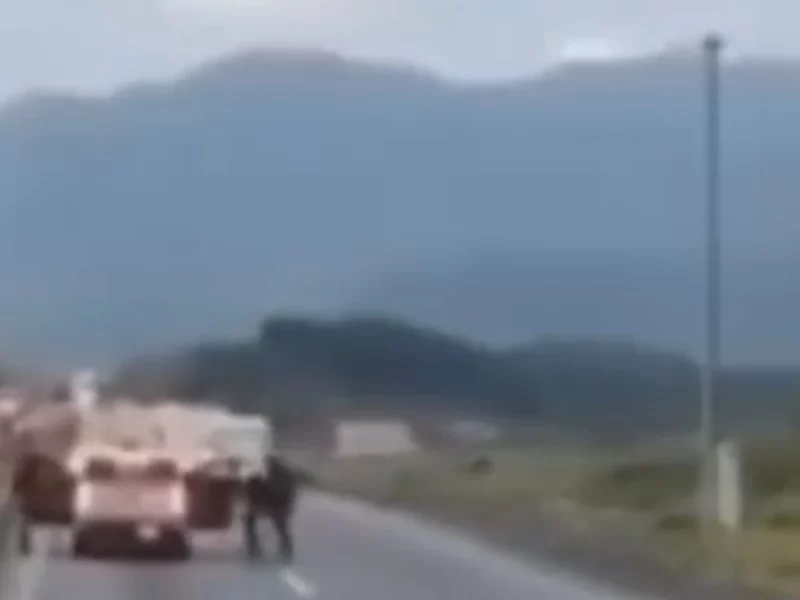 VIDEO: Así despojaron a una familia de su camioneta en la Puebla-Orizaba   