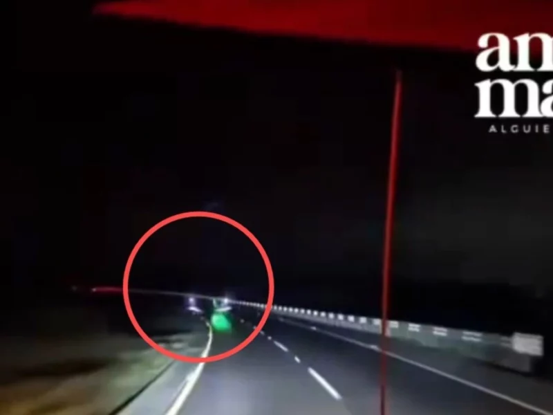 VIDEO: Trailero arrolla a presunto asaltante en la Puebla-Orizaba