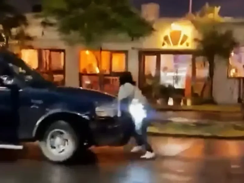 VIDEO: Conductor le pasa la camioneta encima a una mujer en Tehuacán y escapa