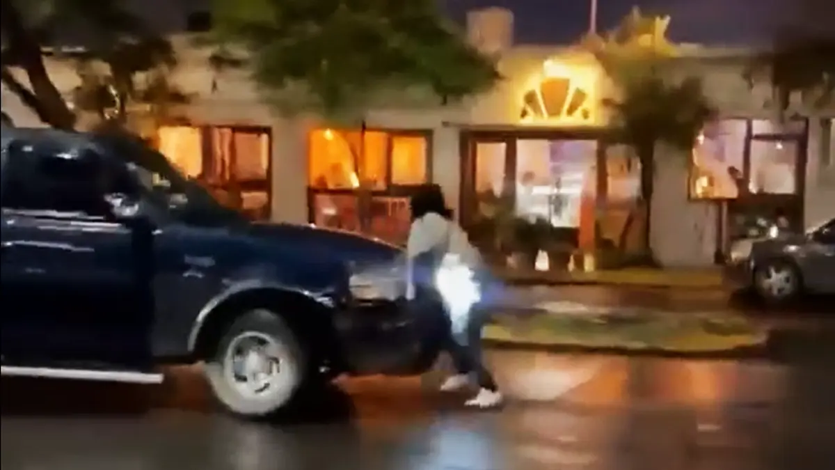 VIDEO: Conductor le pasa la camioneta encima a una mujer en Tehuacán y escapa