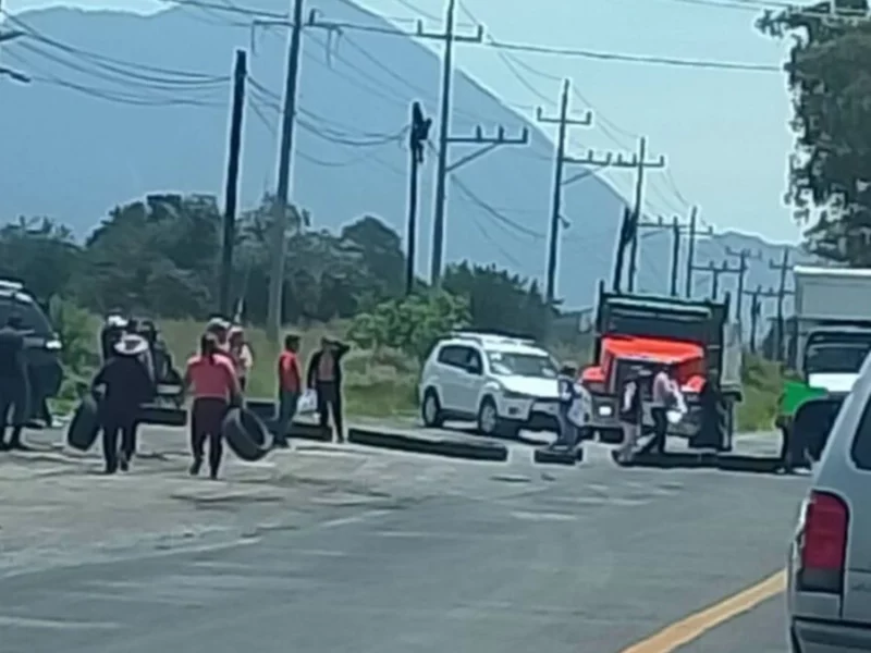 Padres de familia cierran la federal Amozoc-Acajete por huachigas cerca de preescolar