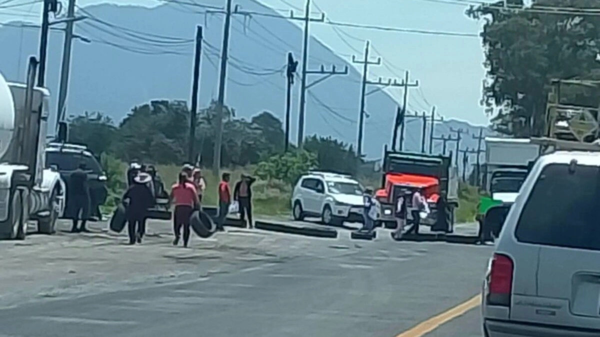 Padres de familia cierran la federal Amozoc-Acajete por huachigas cerca de preescolar