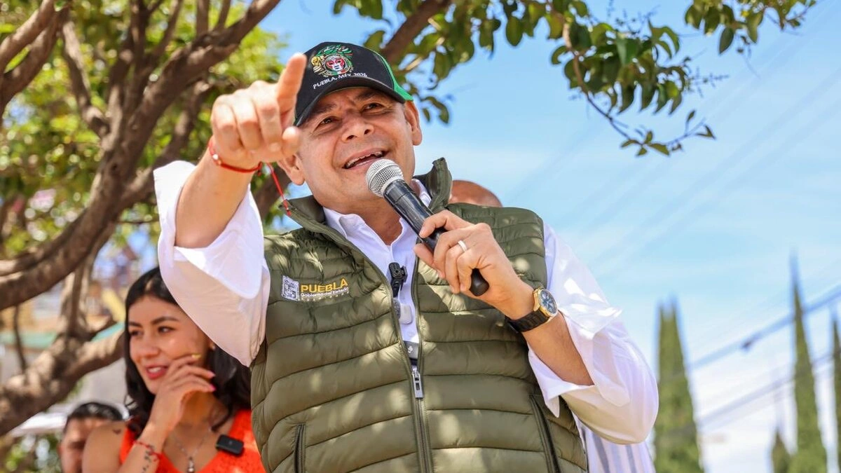 Gobierno de Armenta pavimenta 28 mil calles en Puebla con maquinaria propia; Sheinbaum avala estrategia