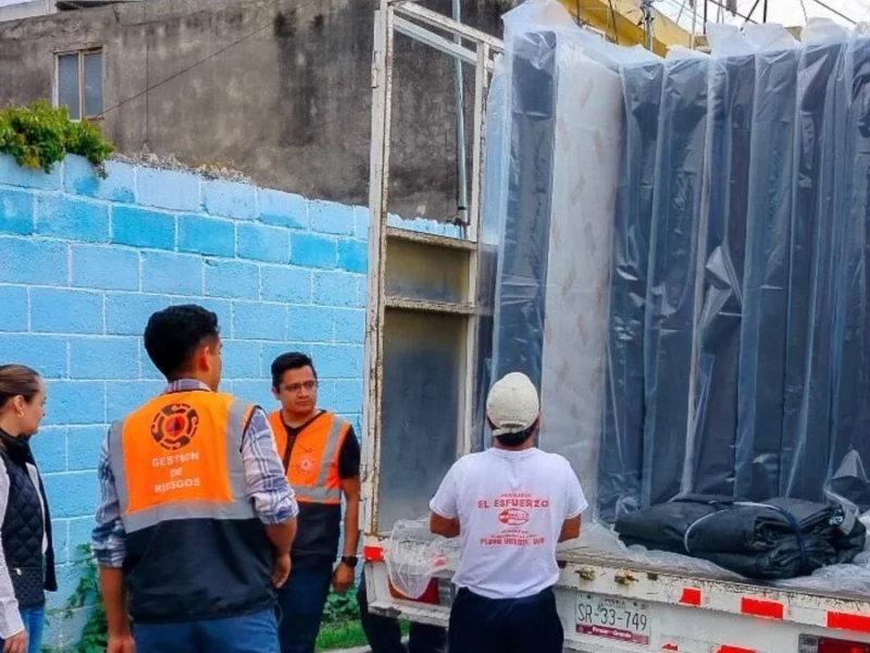 Pepe Chedraui entrega apoyos a familias afectadas por la lluvia del domingo 
