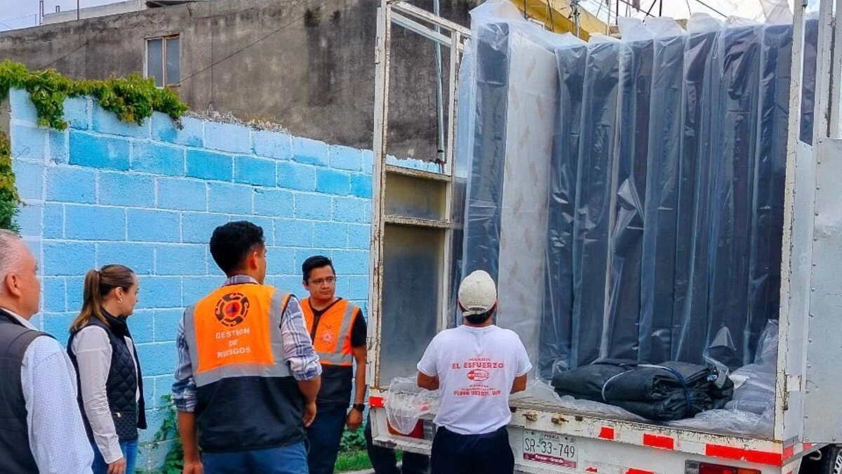 Pepe Chedraui entrega apoyos a familias afectadas por la lluvia del domingo 