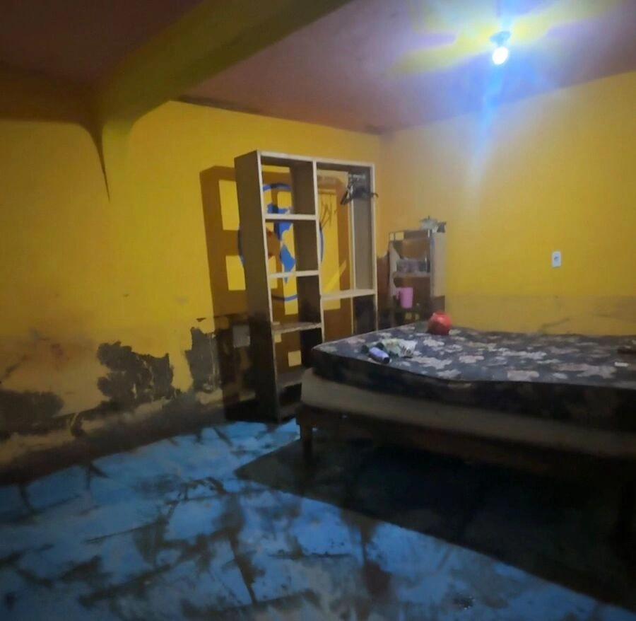 A los que mejor les fue perdieron todos sus muebles, pero al menos dos casas pegadas a la barranca quedaron prácticamente enterradas en lodo.
