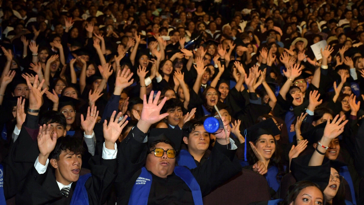 Acompaña rectora Lilia Cedillo a estudiantes del Complejo Regional Centro en su graduación