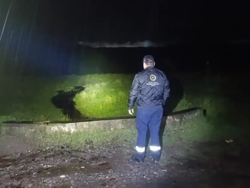 Elemento evaluando el ducto dañado en el municipio de Venustiano Carranza.