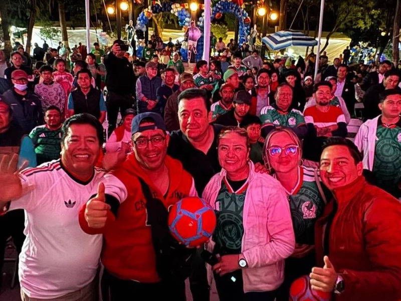 Fest Futbolero reúne a cientos de familias para celebrar a papá en el zócalo de Tecamachalco