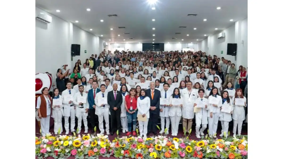 ISSSTEP fortalece formación médica con egreso de 81 internos pregrado