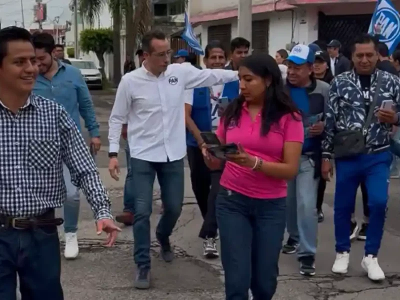 Riestra y Genoveva Huerta salen a tocar puerta por puerta.