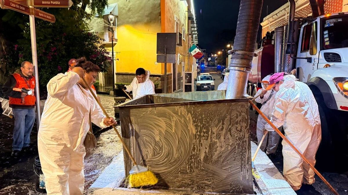 Limpia el OOSL los contenedores soterrados de Los Sapos y el Teatro Principal