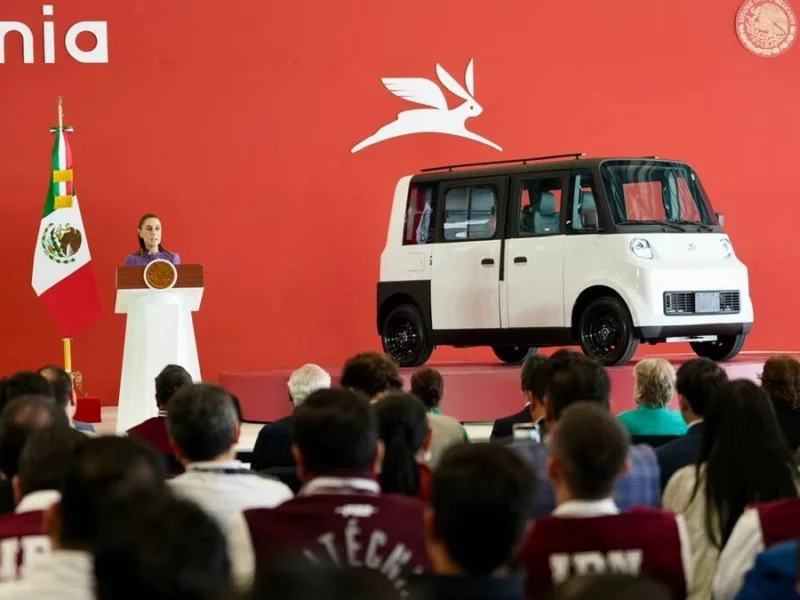 ¡Por fin! Este domingo, el Gobierno de México echó a andar el prototipo del auto eléctrico Olinia, diseñado en Puebla durante 18 meses, cuyo costo será, mínimo, de 150 mil pesos.