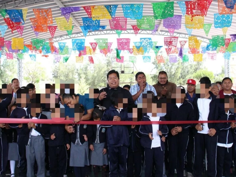 Entregan rehabilitación de cancha en escuela de Pino Suárez, Tecamachalco
