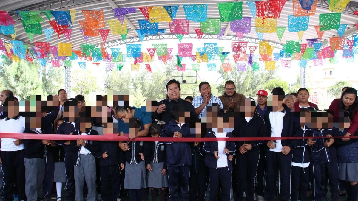 Entregan rehabilitación de cancha en escuela de Pino Suárez, Tecamachalco