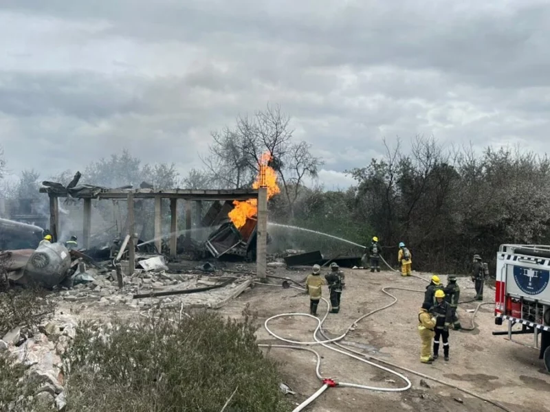 Explota pipa de gas cerca de centro escolar en Tepeaca y evacúan a 1,700 alumnos