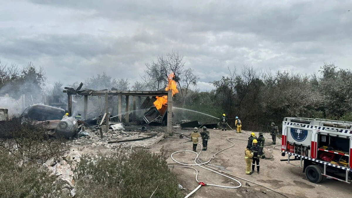 Explota pipa de gas cerca de centro escolar en Tepeaca y evacúan a 1,700 alumnos
