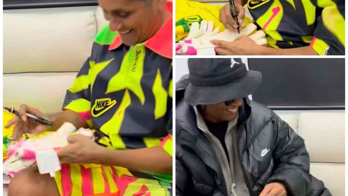  ¡De crack a crack! Ronaldinho le pide un autógrafo a Jorge Campos