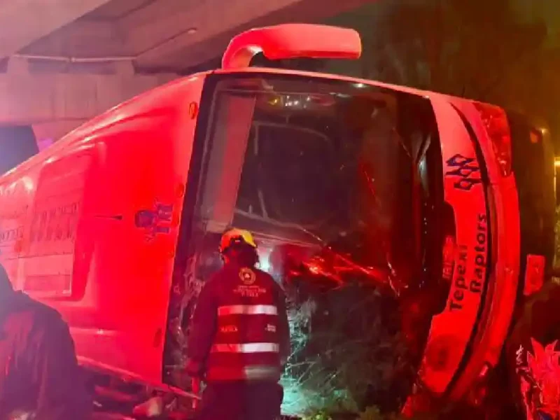 Vuelca autobús de estudiantes en la autopista México- Puebla; hubo 45 lesionados