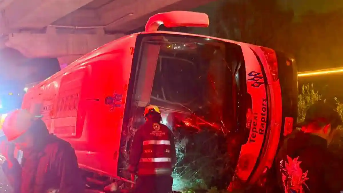 Vuelca autobús de estudiantes en la autopista México- Puebla; hubo 45 lesionados