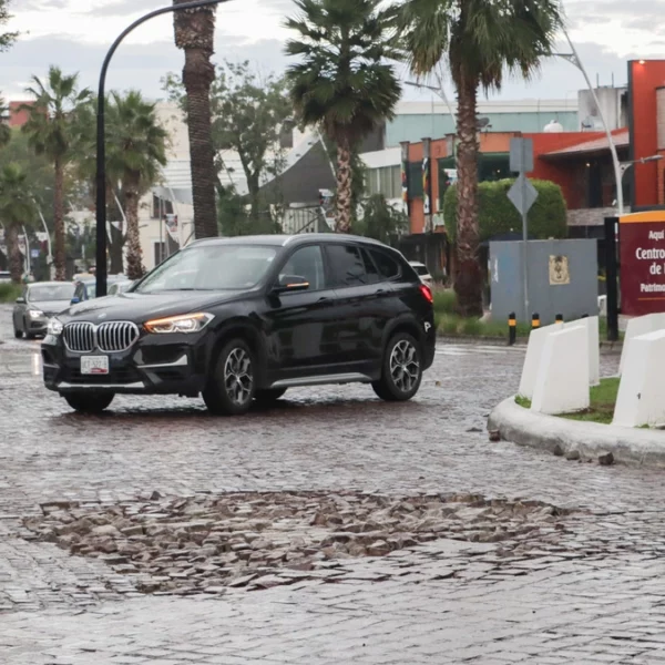 Investigarán a empresa por el desprendimiento de adoquines en la Avenida Juárez 