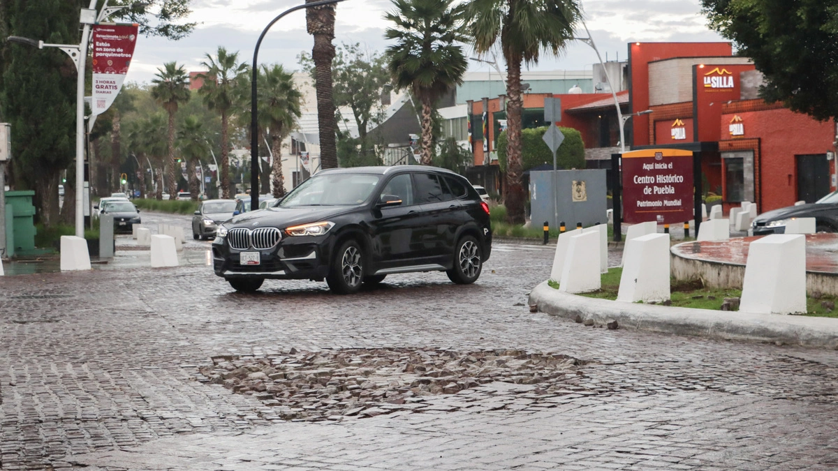 Investigarán a empresa por el desprendimiento de adoquines en la Avenida Juárez 