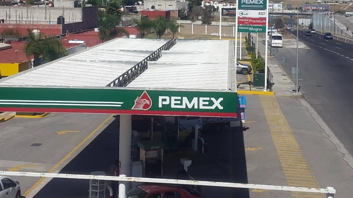 Amagan a trabajadores de gasolinería en Mayorazgo y roban 600 mil pesos