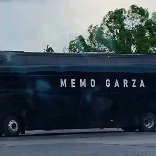 Comando balea autobús de Memo Garza, exvocalista de La Adictiva, en Xonacatepec