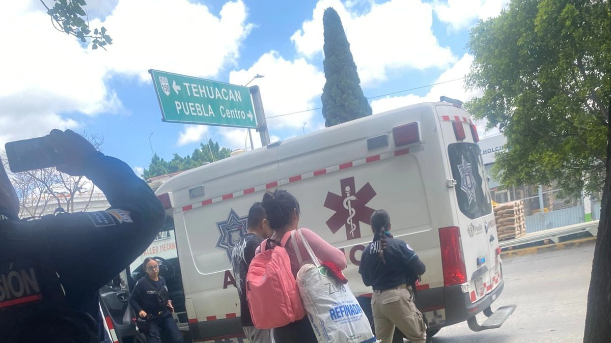 Asaltantes de transporte público desatan balacera en Amalucan; atrapan a dos 