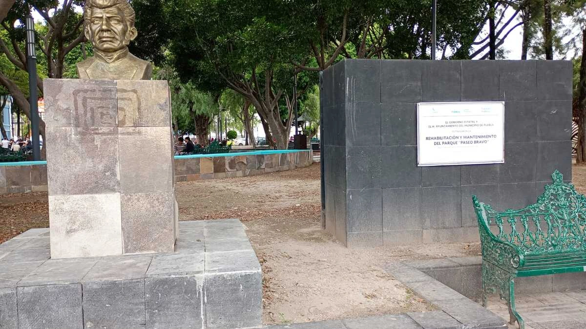 Bustos del Paseo Bravo siguen sin sus placas a 2 meses de su retiro por “errores”
