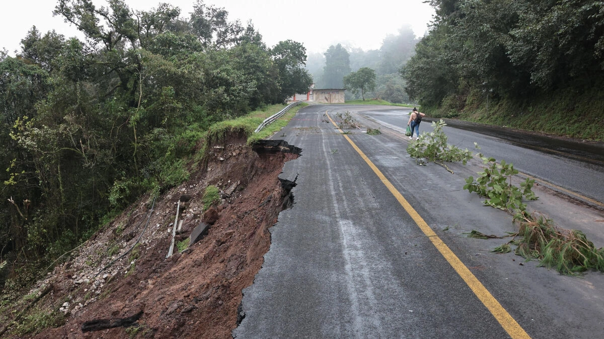 Reconstruirán caminos y puentes en Sierra Norte de Puebla con 1.5 mil mdp