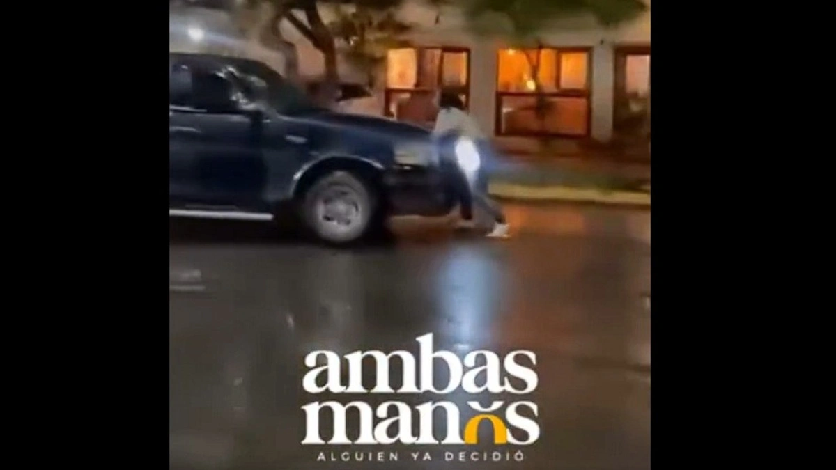 VIDEO: Conductor le pasa la camioneta encima a una mujer en Tehuacán y escapa