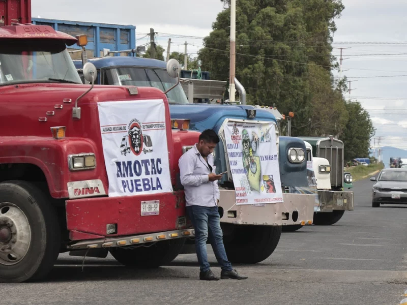 Pese a acuerdos, transportistas cierran carreteras de Puebla