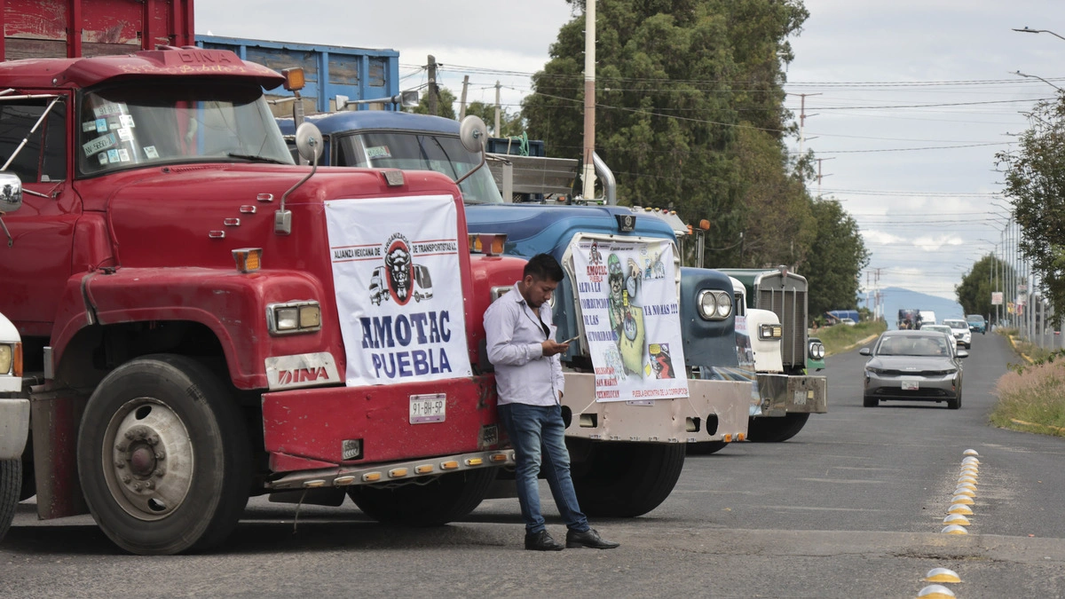 Pese a acuerdos, transportistas cierran carreteras de Puebla
