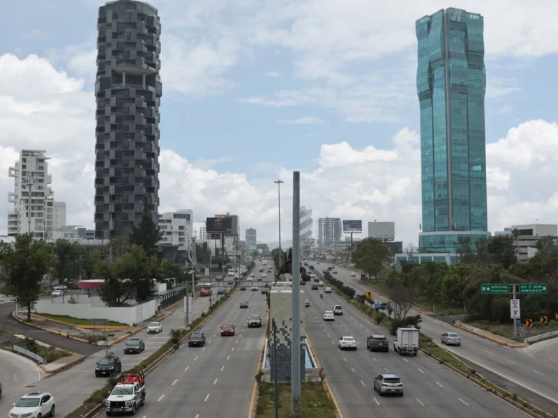 Conductores circulan sin temor en la Vía Atlixcáyotl; consideran que las redes sociales generan alarma 